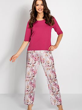 Pyjama Momenti Per Me  This women\'s pajamas is a combination of elegance and comfort. It consists of a blouse with a half-round neckline and elbow-length sleeves,