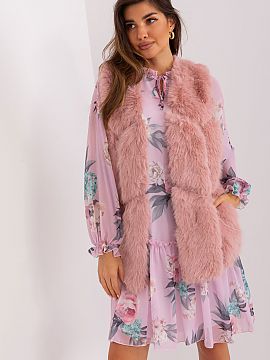 Gilet AT  This fur vest is the perfect addition to your everyday closet. Made of soft and tactile polyester, it provides comfortable wear during the f