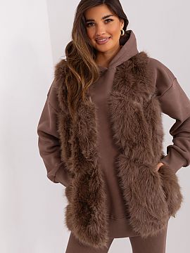 Gilet AT  This fur vest is the perfect addition to your everyday closet. Made of soft and tactile polyester, it provides comfortable wear during the f