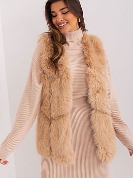 Gilet AT  This fur vest is the perfect addition to your everyday closet. Made of soft and tactile polyester, it provides comfortable wear during the f