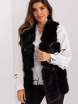 Gilet AT  This fur vest is the perfect addition to your everyday closet. Made of soft and tactile polyester, it provides comfortable wear during the f