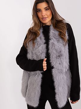 Gilet AT  This fur vest is the perfect addition to your everyday closet. Made of soft and tactile polyester, it provides comfortable wear during the f