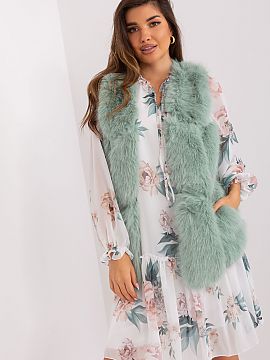 Gilet AT  This fur vest is the perfect addition to your everyday closet. Made of soft and tactile polyester, it provides comfortable wear during the f