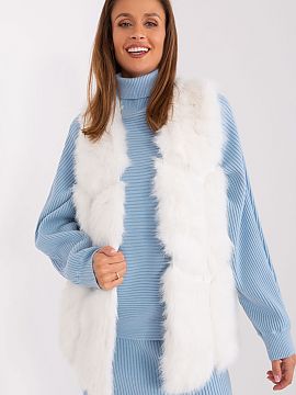 Gilet AT  This fur vest is the perfect addition to your everyday closet. Made of soft and tactile polyester, it provides comfortable wear during the f