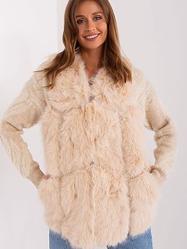 Gilet AT  This fur vest is the perfect addition to your everyday closet. Made of soft and tactile polyester, it provides comfortable wear during the f