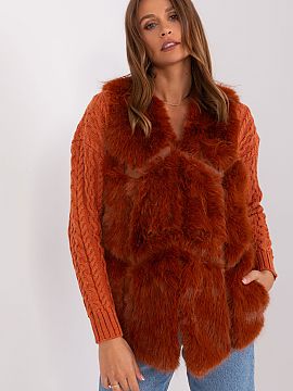 Gilet AT  This fur vest is the perfect addition to your everyday closet. Made of soft and tactile polyester, it provides comfortable wear during the f