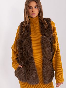Gilet AT  This fur vest is the perfect addition to your everyday closet. Made of soft and tactile polyester, it provides comfortable wear during the f