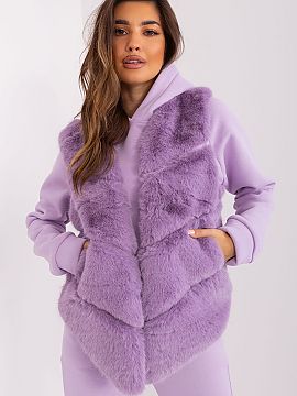 Gilet AT  This fur vest is the perfect accessory for both casual and special occasions. Made of high-quality polyester, it provides a pleasant feeling