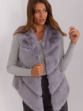 Gilet AT  This fur vest is the perfect accessory for both casual and special occasions. Made of high-quality polyester, it provides a pleasant feeling