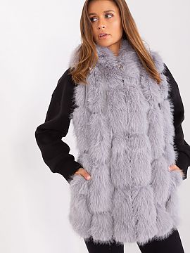 Gilet AT  This fur vest is sure to add elegance and warmth to your closet. Made of durable polyester, it provides softness and comfort for everyday we