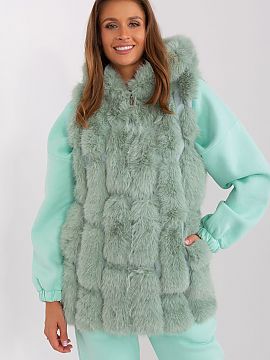 Gilet AT  This fur vest is sure to add elegance and warmth to your closet. Made of durable polyester, it provides softness and comfort for everyday we