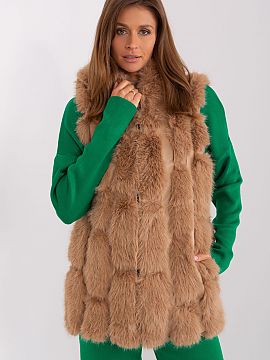Gilet AT  This fur vest is sure to add elegance and warmth to your closet. Made of durable polyester, it provides softness and comfort for everyday we