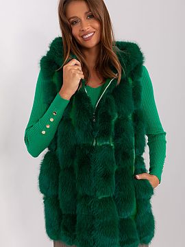 Gilet AT  This fur vest is sure to add elegance and warmth to your closet. Made of durable polyester, it provides softness and comfort for everyday we