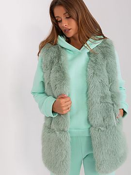 Gilet AT  This fur vest is the perfect addition to your everyday closet. Made of soft polyester material, it is pleasant to the touch and comfortable 
