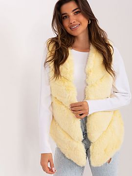 Gilet AT  This fur vest is the perfect accessory for both casual and special occasions. Made of high-quality polyester, it provides a pleasant feeling