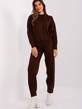 Set Badu  This set consists of a comfortable long-sleeve, hooded sweater and long pants, making it an ideal choice for everyday wear. Both the sweater