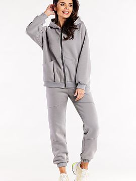 Tracksuit trousers Infinite You  Loose sweatpants with decorative stitching on the front of the legs, sewn-in elastic at the waist. On the sides slip pockets. The legs are f