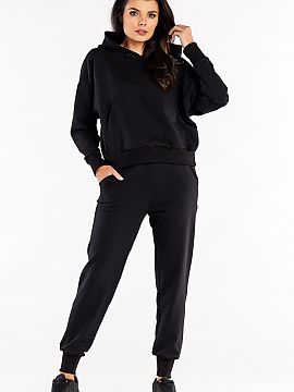 Tracksuit trousers Infinite You  Straight sweatpants with slip pockets and sewn-in elastic waistband. The legs are finished with ribbed cuffs.