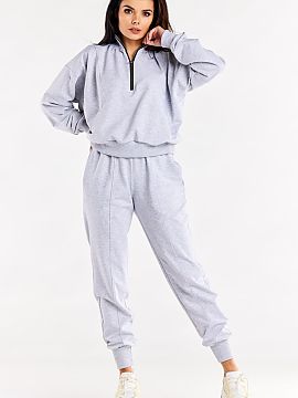 Tracksuit trousers Infinite You  Loose pants with decorative vertical seams on the front of the legs with sewn-in elastic waistband. On the sides slip pockets. Legs finished