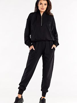 Tracksuit trousers Infinite You  Loose pants with decorative vertical seams on the front of the legs with sewn-in elastic waistband. On the sides slip pockets. Legs finished