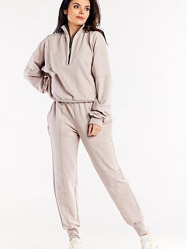 Tracksuit trousers Infinite You  Loose pants with decorative vertical seams on the front of the legs with sewn-in elastic waistband. On the sides slip pockets. Legs finished