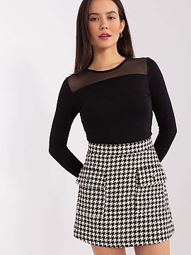 Short skirt Lakerta  This mini skirt is an ideal choice for women who appreciate comfort, style and the ability to wear it on different occasions. Its casual cha