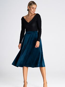 Skirt Figl  Elegant midi skirt that emphasizes the waistline. The waist is elastic, and the length of the skirt reaches the calves and is subtly flared.