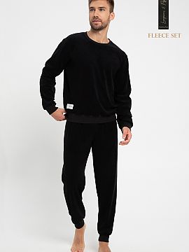 Set Taro  Comfortable men\'s tracksuit made of high quality cotton. Blouse with long sleeves. Decorated with a patch at the bottom. Loose pants have p