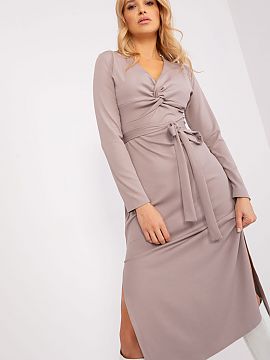 Daydress Lakerta  Dress with long sleeves and a heart neckline. Envelope neckline with decorative interlacing, to complete the dress has a tie belt. At the bo