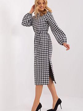 Daydress Lakerta  Straight cut dress with long sleeves and round neckline. The dress is zippered, complete with a tie belt. The dress is made of peplite fabri