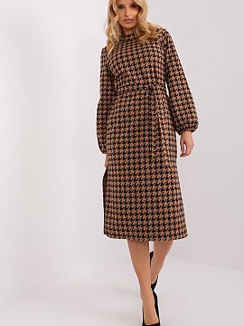 Daydress Lakerta  Straight cut dress with long sleeves and round neckline. The dress is zippered, complete with a tie belt. The dress is made of peplite fabri
