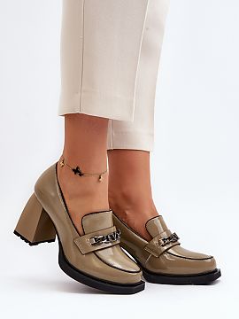 Block heel pumps Step in style  Leather pumps are the perfect choice for any woman who appreciates fashionable and comfortable footwear! This model is set on a delicate pla