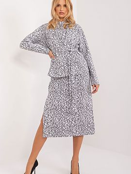 Set Lakerta  This elegant set consists of a perfectly tailored jacket and a dress with a classic cut, ideal for a variety of occasions, from work to busi