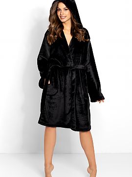 Bathrobe Momenti Per Me  Kitty is a warm and very pleasant to the touch bathrobe in black color. Classic cut with long sleeves and binding at the waist. What disting