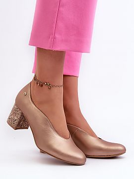 Block heel pumps Step in style  Elegant women\'s pumps from the Maciejka brand. Made of natural leather, they ensure durability and comfort of wear. The rounded noses give 