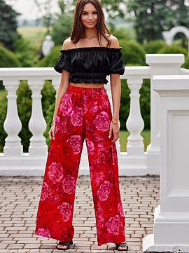 Women trousers Roco Fashion  Capri pants are a high waist high waist model with wide leg flared legs. The pants have an elastic waistband and open pockets on the sides. 