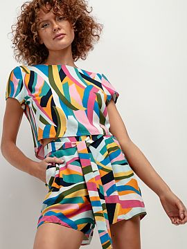 Shorts Tessita  T411 viscose shorts are the perfect choice for summer days. Their patterned design makes them a perfect addition to your summer closet. Than