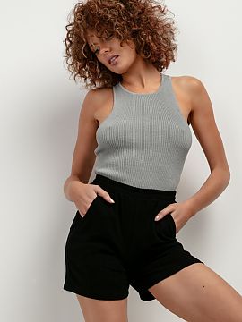 Shorts Tessita  T402 linen shorts are the perfect choice for anyone who appreciates both style and comfort. Their lightweight construction makes them perfec