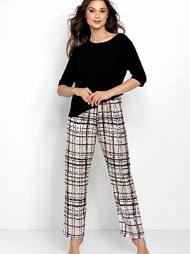 Pyjama Momenti Per Me  Elegant women\'s pajamas, also ideal as a gift. The blouse with 3/4 sleeves and a U neckline impresses with its stylish oversize cut, provid