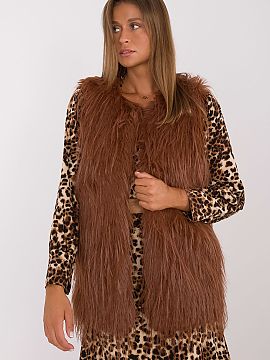 Gilet AT  Here is a fur vest in a casual style, perfect for everyday occasions. Made of 100% polyester, it offers a stylish look and comfortable wear.
