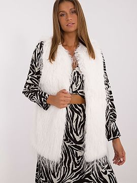 Gilet AT  Here is a fur vest in a casual style, perfect for everyday occasions. Made of 100% polyester, it offers a stylish look and comfortable wear.
