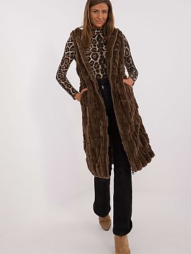 Gilet AT  Created for women who appreciate elegance and comfort, this fur vest is a unique addition to your wardrobe. The vest is a perfect combinatio