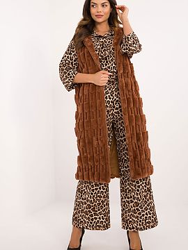 Gilet AT  Created with women who appreciate elegance and comfort in mind, this fur vest is a unique addition to your wardrobe. The vest is a perfect c