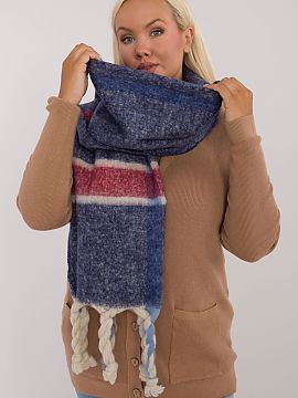 Shawl AT  Elegant 180 cm long scarf made of polyester in a checkered pattern, ideal for colder days. Made of high-quality material, it provides warmth