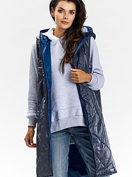 Gilet awama  The double-sided hooded, zippered vest is the perfect combination of elegance and practicality. The long cut and hood provide comfort and pr