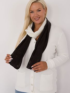 Shawl AT  The 190 cm long openwork scarf is an elegant and stylish accessory, perfect for colder days. Made from a combination of cotton and wool, it 