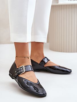 Ballet flats Step in style  Lacquered ballerinas made of eco leather. Fastened with an adjustable, decorative strap with a buckle, they guarantee a perfect fit and wear