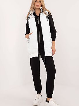 Gilet Factory Price  Women\'s quilted vest is a practical and stylish choice for cooler days. Made of polyester, with synthetic filling and insulation, it provid