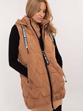 Gilet Factory Price  Women\'s quilted vest is a practical and stylish choice for cooler days. It is made of polyester, with synthetic filling and insulation, pro