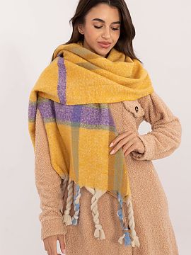 Shawl AT  Elegant 180 cm long scarf made of polyester in a checkered pattern, ideal for colder days. Made of high-quality material, it provides warmth